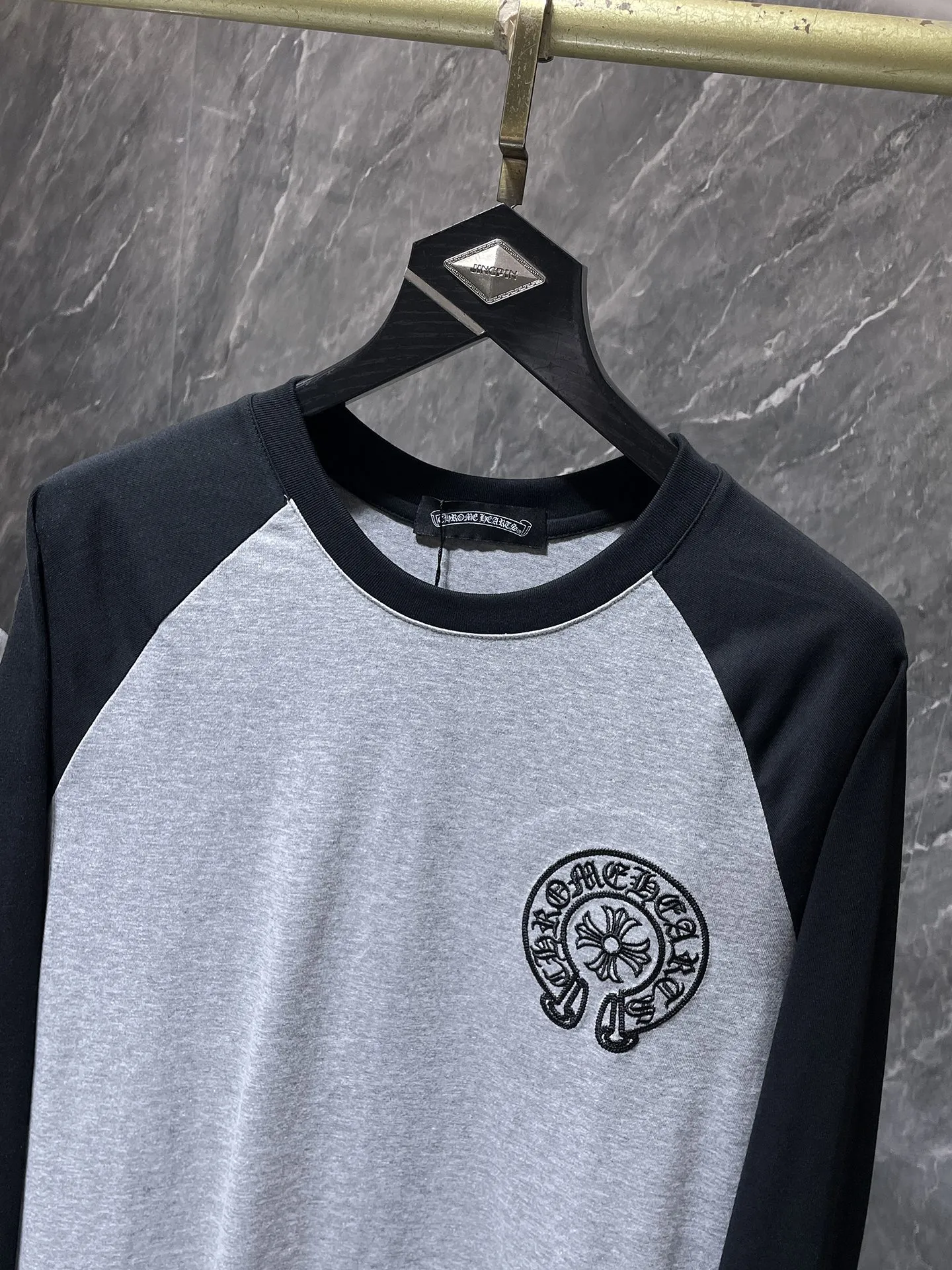 P176 Chrome Hearts 🍁Long T Series🍁 High-weight, environmentally friendly and high-quality top-quality fabrics Chrome Sanskrit embroidered letters black and gray color-blocking raglan long-sleeved T. Counter synchronization 1:1 replica version Recommended color: black and gray color-blocking Size: S, M, L, XL